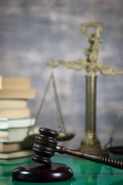 Ξύλινο Σφυρί Στο Δικαστήριο Της Δικαιοσύνης Και Δικαίου Έννοια — Φωτογραφία Αρχείου
