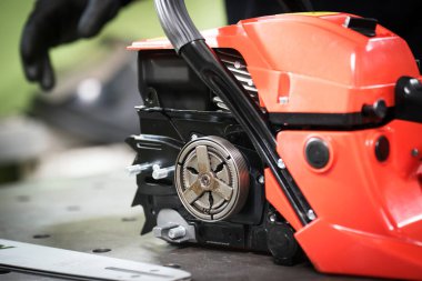 İş için dairesel testere hazırlayan adamın yakın çekimi.