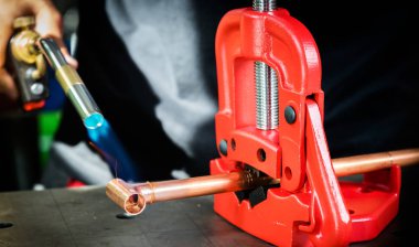 Gaz brülörü kullanan adamın yakın çekim