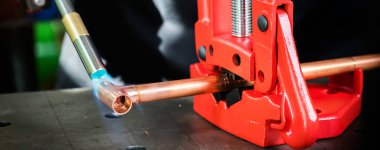 Gaz brülörü kullanan adamın yakın çekim