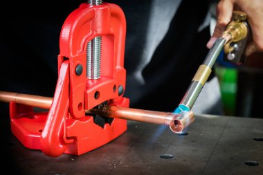 Gaz brülörü kullanan adamın yakın çekim