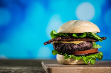 ahşap masa, lokanta kavramı üzerinde taze lezzetli çizburger 