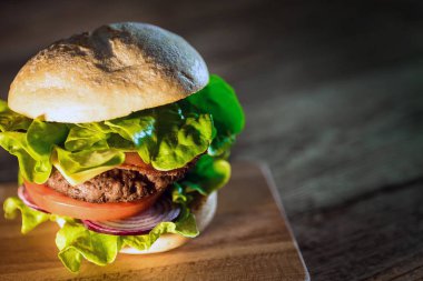 ahşap masa, lokanta kavramı üzerinde taze lezzetli çizburger 