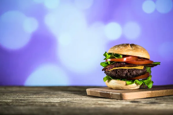 Świeże Smaczne Cheeseburger Płyty Drewniane Szybkie Jedzenie Koncepcja — Zdjęcie stockowe