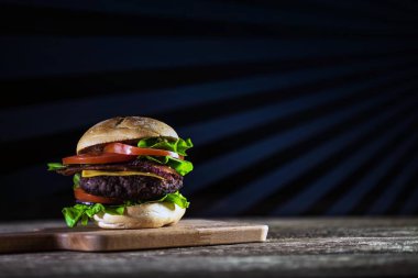 ahşap masa, lokanta kavramı üzerinde taze lezzetli çizburger 