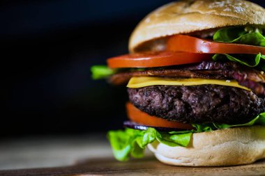 ahşap masa, lokanta kavramı üzerinde taze lezzetli çizburger 