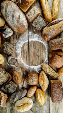 lezzetli somun ekmek ahşap arka plan üzerinde çeşitli 