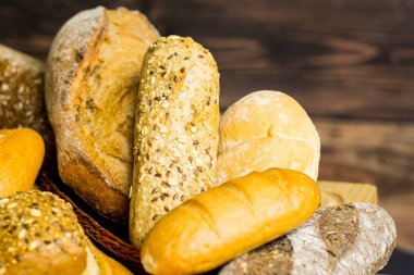 lezzetli somun ekmek ahşap arka plan üzerinde çeşitli 