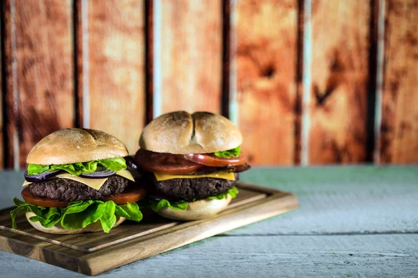 iki taze lezzetli çizburger ahşap pansiyon, lokanta kavramı üzerinde 