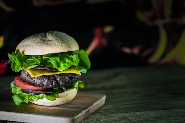 ahşap masa, lokanta kavramı üzerinde taze lezzetli çizburger 