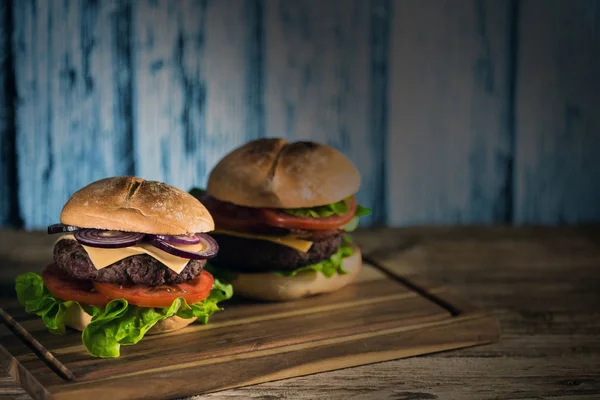 iki taze lezzetli çizburger ahşap pansiyon, lokanta kavramı üzerinde 
