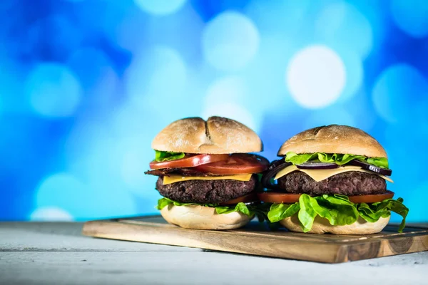 Dwa Świeże Pyszne Cheeseburgery Płyty Drewniane Szybkie Jedzenie Koncepcja — Zdjęcie stockowe
