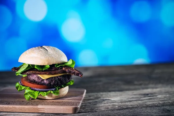 ahşap masa, lokanta kavramı üzerinde taze lezzetli çizburger 