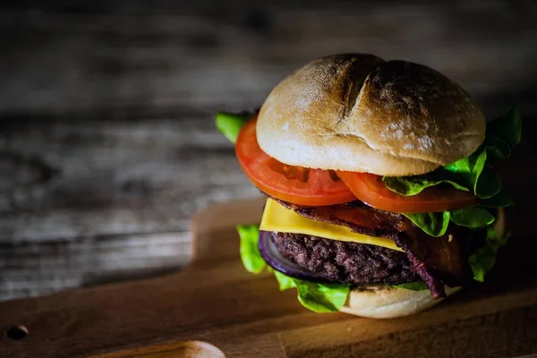 Świeże Smaczne Cheeseburger Płyty Drewniane Szybkie Jedzenie Koncepcja — Zdjęcie stockowe