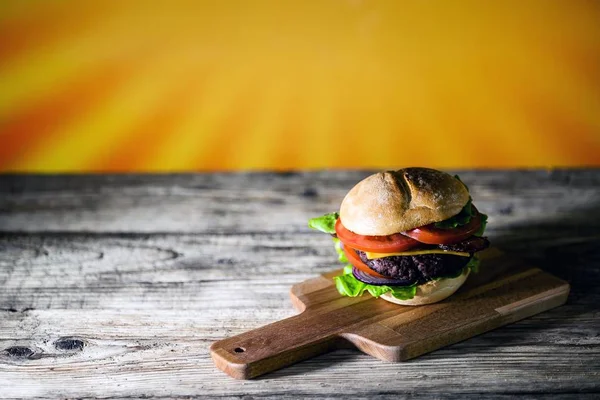 Świeże Smaczne Cheeseburger Płyty Drewniane Szybkie Jedzenie Koncepcja — Zdjęcie stockowe