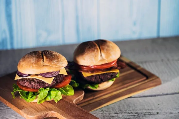 Dwa Świeże Pyszne Cheeseburgery Płyty Drewniane Szybkie Jedzenie Koncepcja — Zdjęcie stockowe