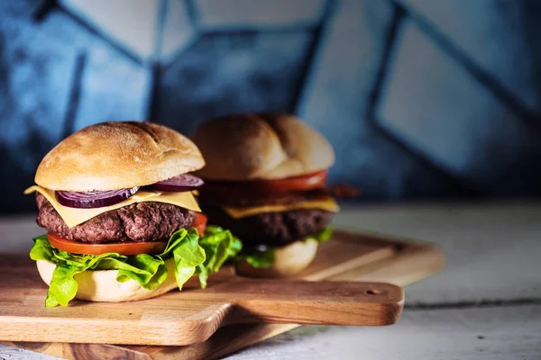 iki taze lezzetli çizburger ahşap pansiyon, lokanta kavramı üzerinde 