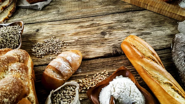 Variedade Deliciosos Pães Fundo Madeira — Fotografia de Stock