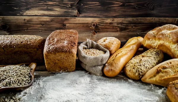 Variedade Deliciosos Pães Fundo Madeira — Fotografia de Stock