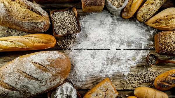Vielzahl Köstlicher Brotlaibe Auf Hölzernem Hintergrund — Stockfoto