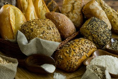 lezzetli somun ekmek ahşap arka plan üzerinde çeşitli 