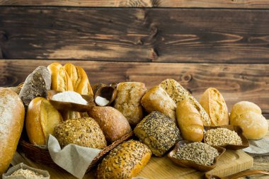 lezzetli somun ekmek ahşap arka plan üzerinde çeşitli 