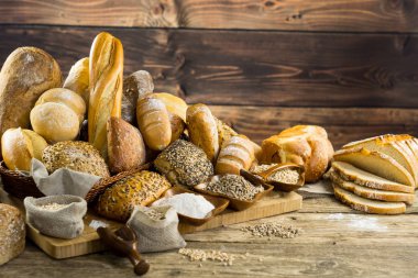 lezzetli somun ekmek ahşap masa üzerinde çeşitli 