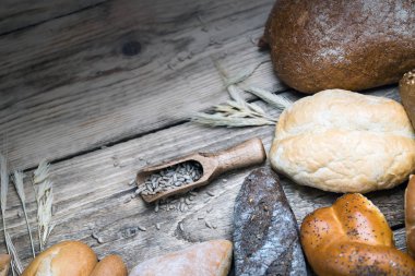 çeşitli taze ev yapımı ekmek ve hamur işleri