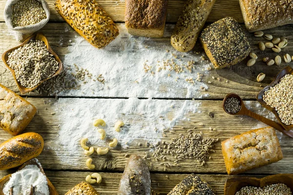 Variedade Deliciosos Pães Mesa Madeira Com Farinha — Fotografia de Stock