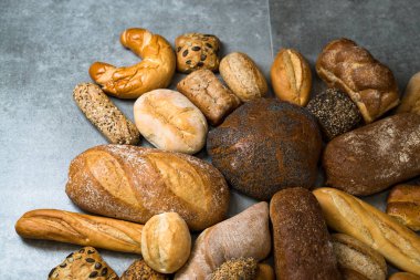 çeşitli taze ev yapımı ekmek ve hamur işleri