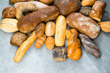 çeşitli taze ev yapımı ekmek ve hamur işleri