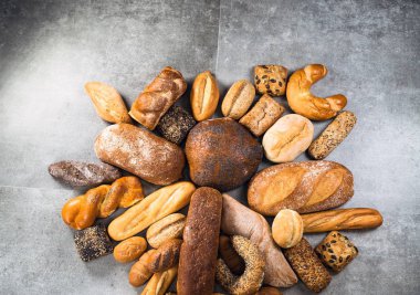 çeşitli taze ev yapımı ekmek ve hamur işleri