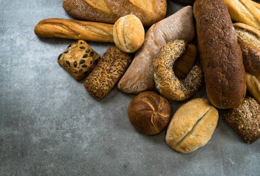 çeşitli taze ev yapımı ekmek ve hamur işleri