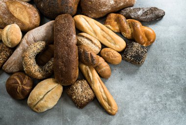 çeşitli taze ev yapımı ekmek ve hamur işleri