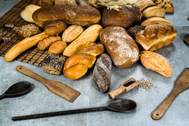 çeşitli taze ev yapımı ekmek ve hamur işleri