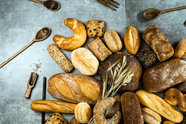 çeşitli taze ev yapımı ekmek ve hamur işleri
