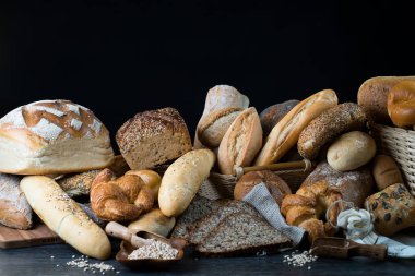 çeşitli taze ev yapımı ekmek ve hamur işleri