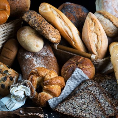 çeşitli taze ev yapımı ekmek ve hamur işleri