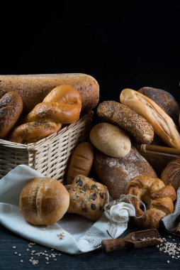 çeşitli taze ev yapımı ekmek ve hamur işleri
