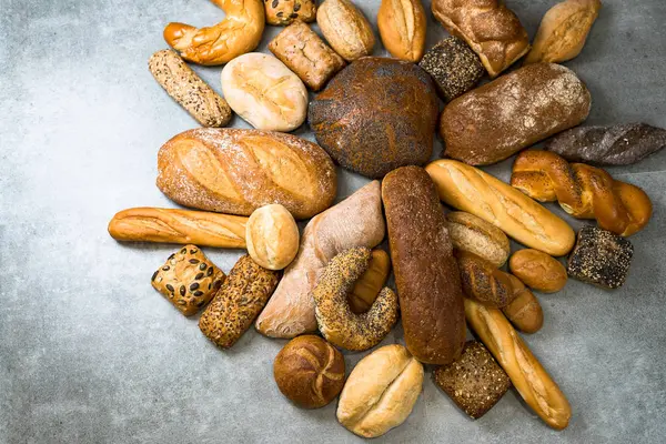 çeşitli taze ev yapımı ekmek ve hamur işleri