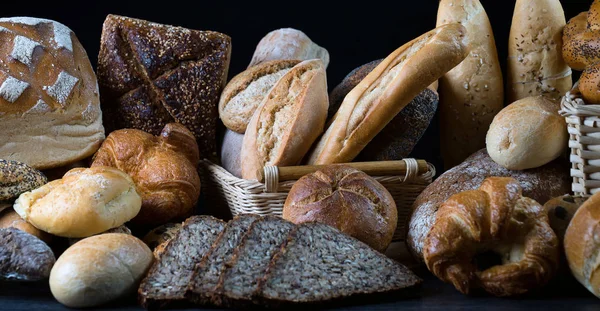 Ποικιλία Από Φρέσκα Σπιτικά Ψωμιά Και Αρτοσκευάσματα — Φωτογραφία Αρχείου