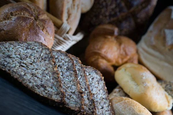 Разнообразие Свежих Домашнего Хлеба Выпечки — стоковое фото