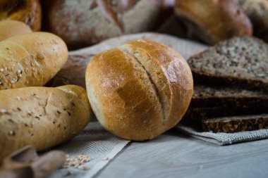 çeşitli taze ev yapımı ekmek ve hamur işleri