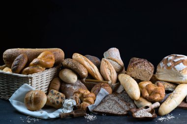 çeşitli taze ev yapımı ekmek ve hamur işleri