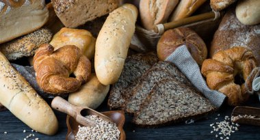 çeşitli taze ev yapımı ekmek ve hamur işleri