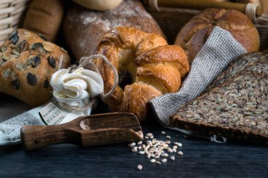 çeşitli taze ev yapımı ekmek ve hamur işleri