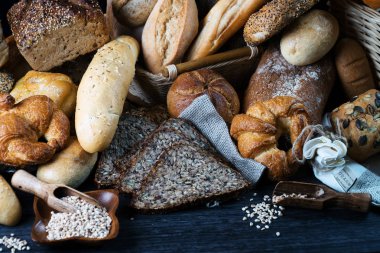 çeşitli taze ev yapımı ekmek ve hamur işleri