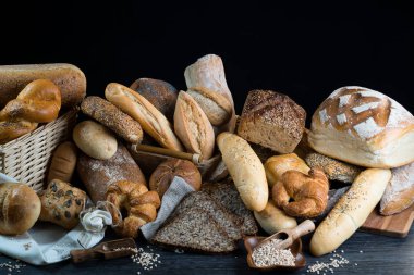 çeşitli taze ev yapımı ekmek ve hamur işleri