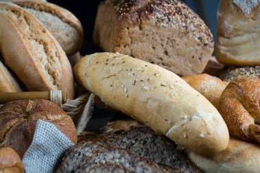 çeşitli taze ev yapımı ekmek ve hamur işleri