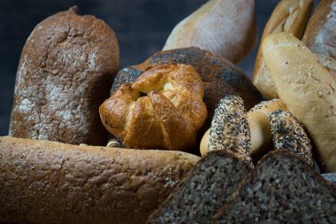 çeşitli taze ev yapımı ekmek ve hamur işleri